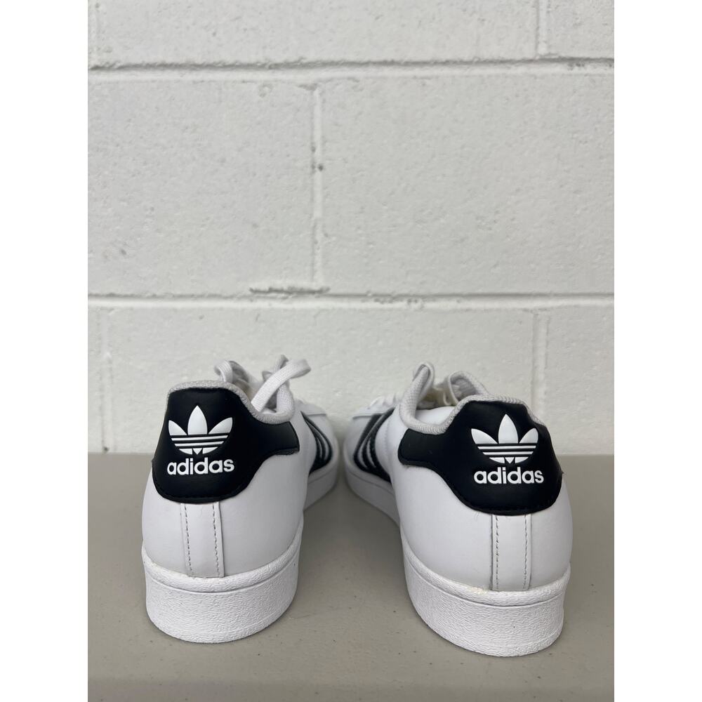 New Adidas WOMENS 11 Superstar White Black Leather Shell Toe Shoes FV3284 - Picture 2 of 5